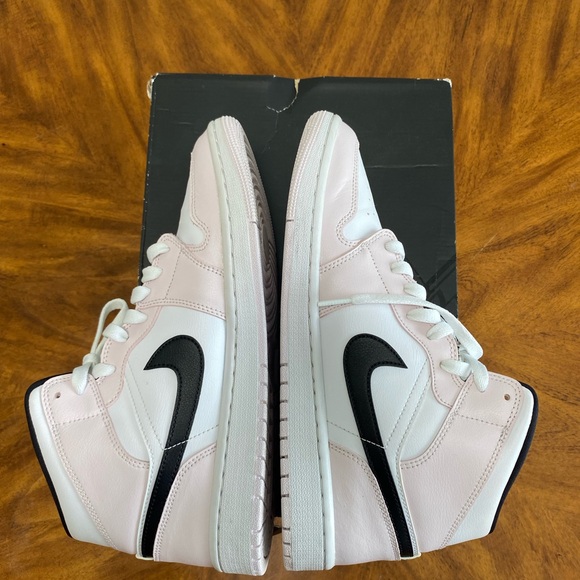 Jordan 1 Mid
Barely Rose - Picture 4 of 6